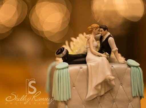 Figurine sujet de gateau mariage originale, fiigurine mariage mariés assis romantique